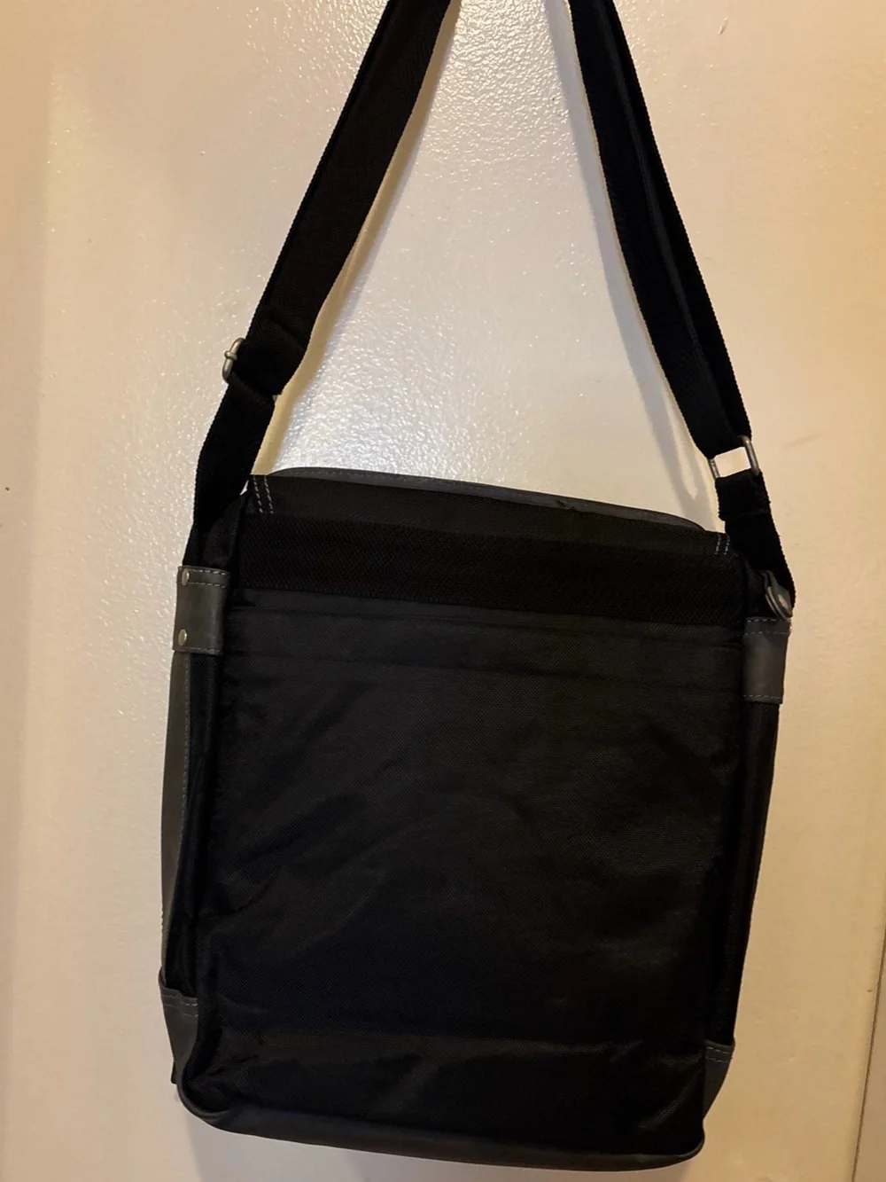 VTG Halo3 Messenger Nylon Bag. Black Mesh/Canvas Body Grey Trim Metal Logo. New